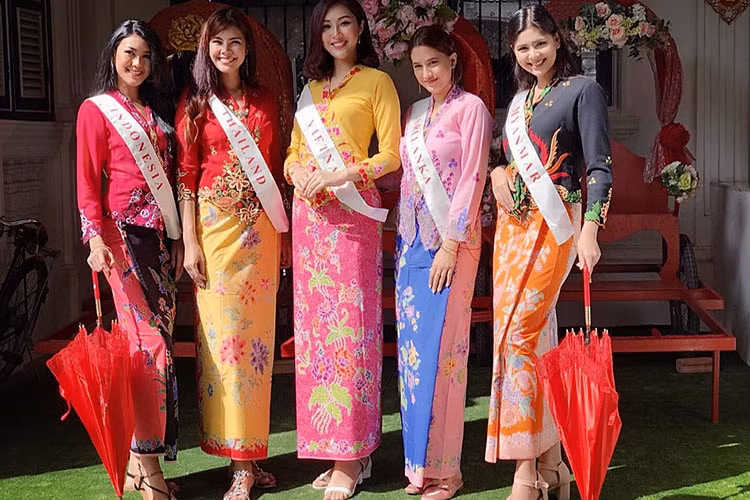 Diệu Ngọc rạng rỡ ở Thái Lan bên các người đẹp từng thi Hoa hậu Thế giới 2016.