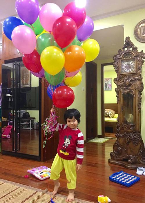 Hình ảnh con gái của Tự Long vui đùa trong ngày sinh nhật của bố.