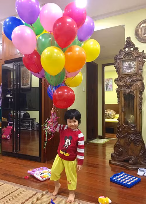 Hình ảnh con gái của Tự Long vui đùa trong ngày sinh nhật của bố.