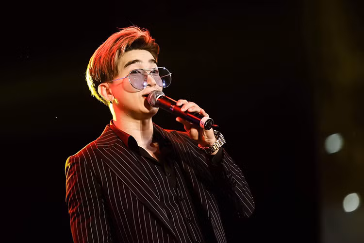 Trên Youtube, MV "1234", "Thế giới thứ tư", "Yêu từ phía xa" của Chi Dân cũng đạt lượt xem khá cao lần lượt là 34 triệu, 38 triệu và 12 triệu.