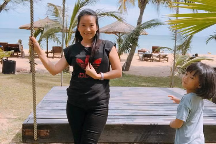 Bà xã của Bình Minh cho hay: “Vì sao tôi luôn có những kẻ phá bĩnh khung hình nhỉ? Phú Quốc trời vẫn đang trong xanh, biển đẹp. Mong bão sẽ không về để bà con bình yên đón Tết”.