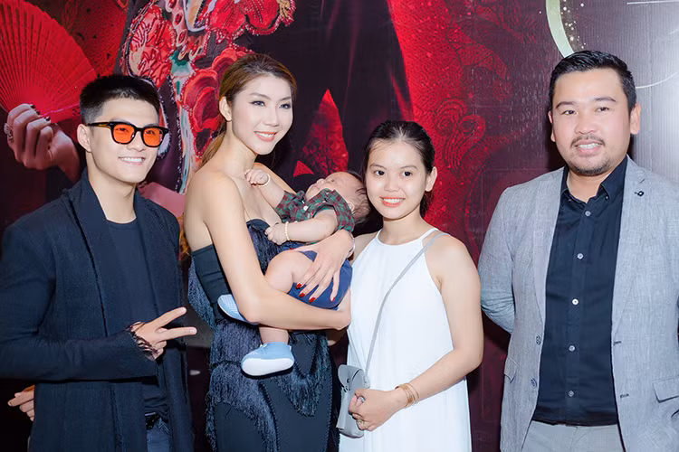 Nữ diễn viên kiêm người mẫu ân cần bồng bế một em bé trong buổi giao lưu với khán giả miền Tây.