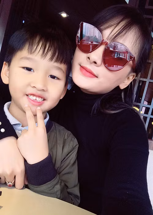 Bảo Thanh chia sẻ khoảnh khắc bình yên bên con trai. "Thực sự hôm nay là một ngày không có duyên lắm! Mẹ đã vất vả nhiều rồi. Nhưng vì em bé, mẹ có thể vất vả hơn nữa cũng vẫn chịu được. Chị kính đỏ hôm nay đi đón bạn che nắng che mưa cho em trai bé bỏng của chị", Bảo Thanh còn viết.