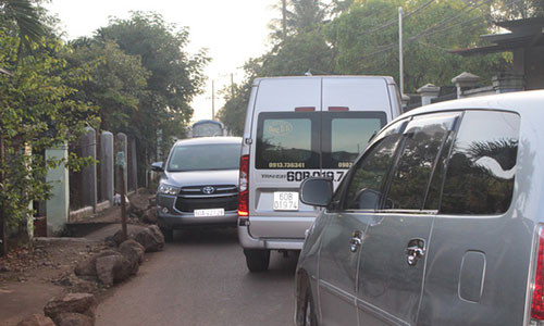 Cứ giờ cao điểm, người dân khu vực lại ra đường để... canh chừng vì xe cộ gây náo loạn "khôn làm được việc gì". Họ yêu cầu các cơ quan chức năng phải nhanh chóng có biện pháp.