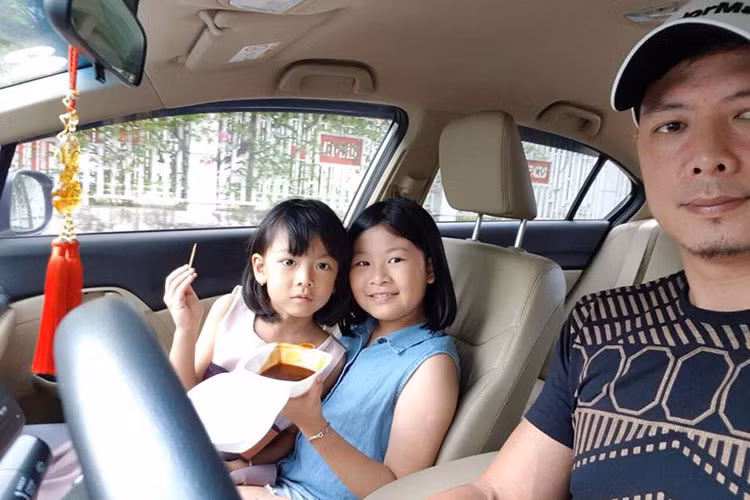 Bình Minh mong tới giờ đón hai cô con gái đi học về.