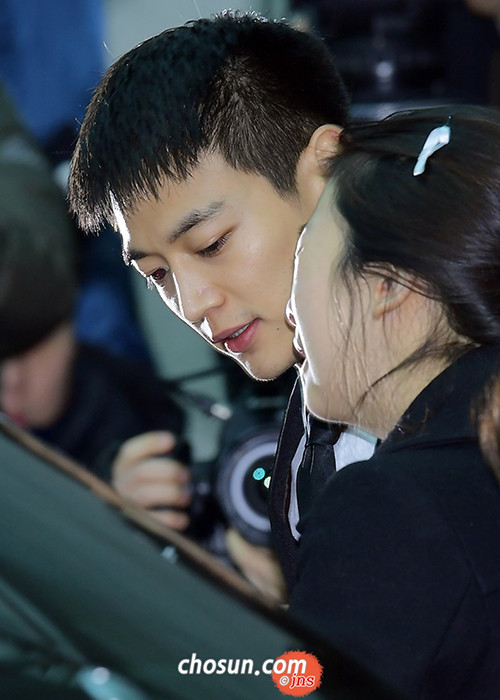 Chị gái của Jonghyun suy sụp khi linh cữu của em trai được đưa lên xe để đến nơi chôn cất.