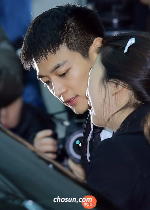 Chị gái của Jonghyun suy sụp khi linh cữu của em trai được đưa lên xe để đến nơi chôn cất.