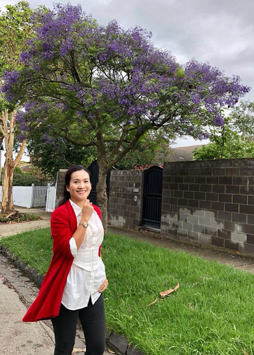 Bà xã của Bình Minh khoe ảnh chụp bên cây phượng tím ở Australia.