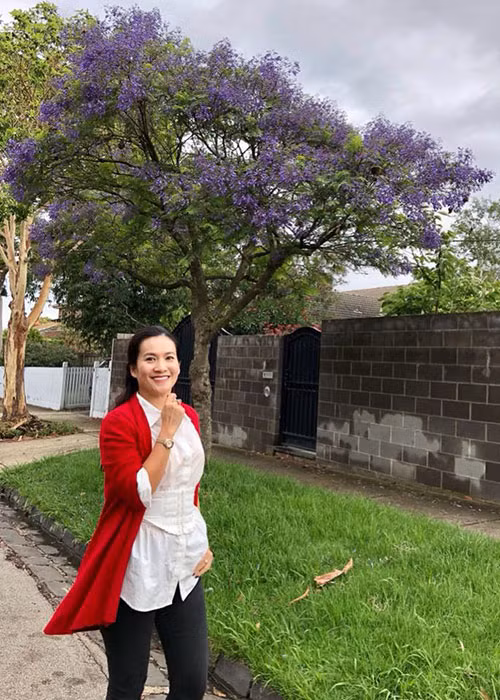 Bà xã của Bình Minh khoe ảnh chụp bên cây phượng tím ở Australia.