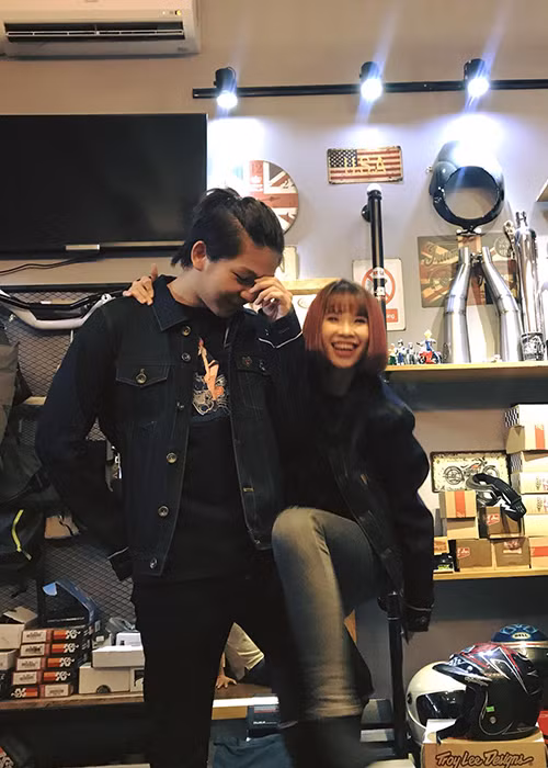 Vợ chồng sao Việt Khởi My - Kelvin Khánh nhí nhảnh đi mua sắm.