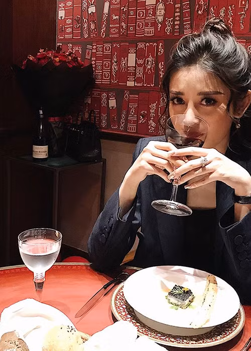 Sau những bữa tiệc sinh nhật, Huyền My chia sẻ: “Vậy là đã hết chuỗi ngày ăn mừng sinh nhật của năm nay, đón tuổi 22 với rất nhiều sự bất ngờ liên tiếp, vui và hạnh phúc lắm rồi, thật sự chẳng mong đợi gì hơn... Xin cám ơn tất cả mọi người, mong giờ này năm sau, mọi thứ vẫn sẽ trọn vẹn như ngày hôm nay nhé”.