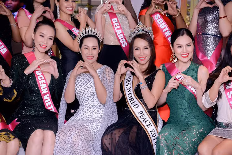 Dương Yến Ngọc khoe hình ảnh tại cuộc thi Hoa hậu Quý bà Hòa bình Quốc tế 2017.