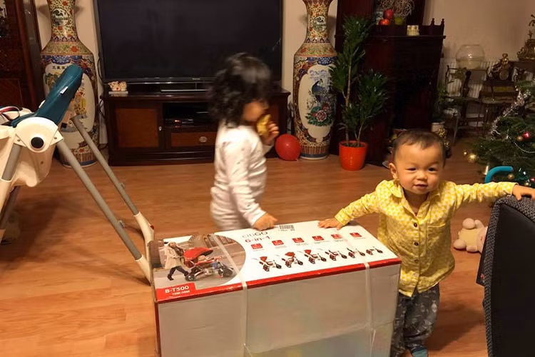 Kỳ Hân khoe món quà mẹ chồng tặng cho con trai của cô.