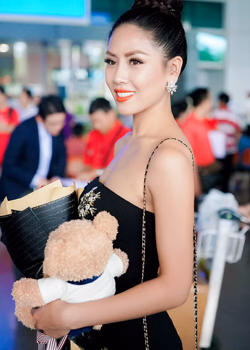 Dù phải di chuyển quãng đường dài nhưng Nguyễn Thị Loan vẫn tươi tắn, rạng rỡ khi về đến Việt Nam.