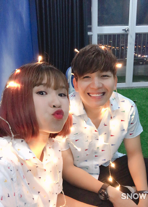 Khởi My lên xe hoa vào tháng 11/2017 với Kelvin Khánh. Sau đám cưới, cặp đôi quấn quýt không rời.