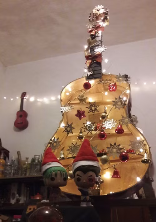 Không có cây thông, ta biến cây đàn thành đồ trang trí Giáng sinh cũng được mà.