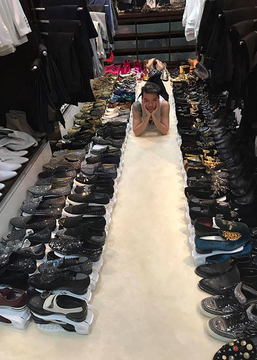 Vì thói quen đi đâu cũng mua sắm đồ nên ông hoàng nhạc Việt hiện có một núi đồ trang phục, phụ kiện.