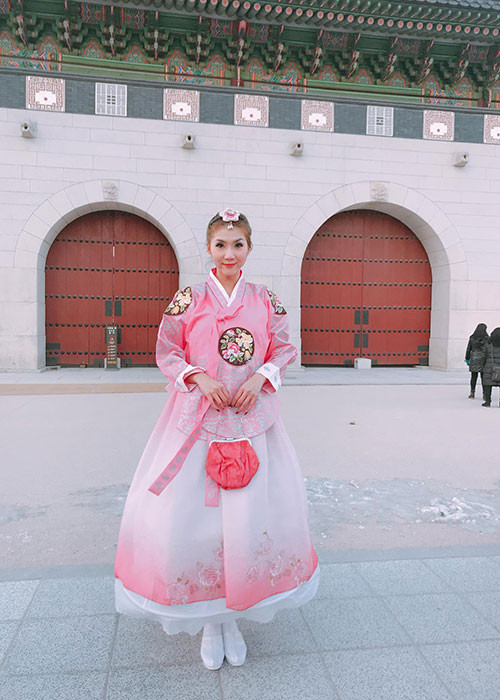 Ngọc Quyên lần đầu mặc trang phục Hàn Quốc. Hiện tại, cô có chuyến công tác ở xứ sở kim chi.