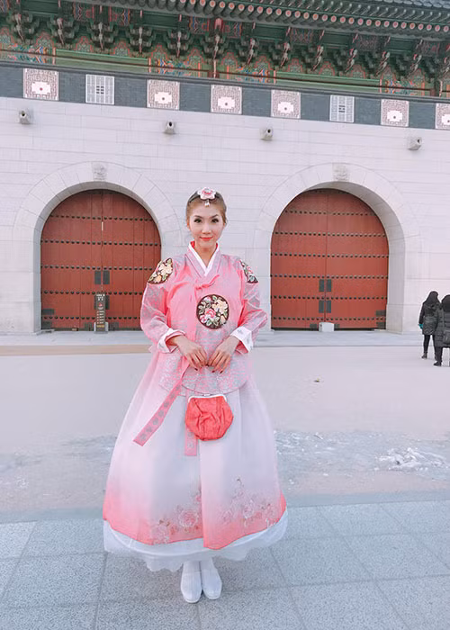 Ngọc Quyên lần đầu mặc trang phục Hàn Quốc. Hiện tại, cô có chuyến công tác ở xứ sở kim chi.