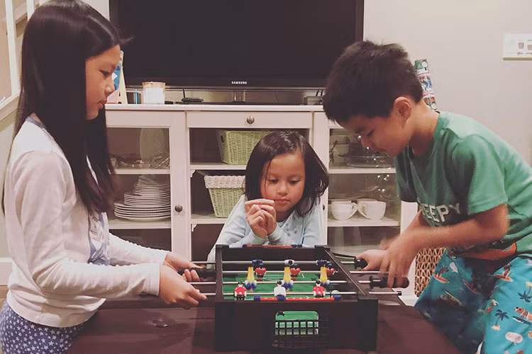 Các nhóc tì nhà cựu siêu mẫu Ngọc Thúy vui vẻ chơi cùng nhau.