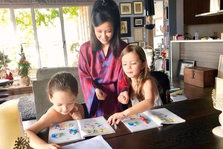 Diva Hồng Nhung chia sẻ hình ảnh 2 nhóc tì của mình học đánh vần tiếng Việt.