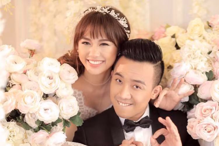 Hot Face sao Việt 24h: Ngày 25/12/2016, Trấn Thành - Hari Won làm đám cưới. Để kỷ niệm 1 năm kết hôn, cả hai quyết định tạm dừng công việc trong 4 ngày để đi chơi.