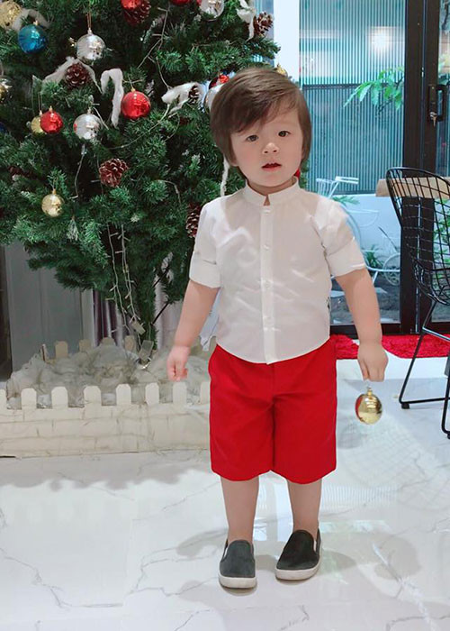 Quý tử nhà hot girl Elly Trần kháu khỉnh trong trang phục mang tông màu của Giáng sinh.