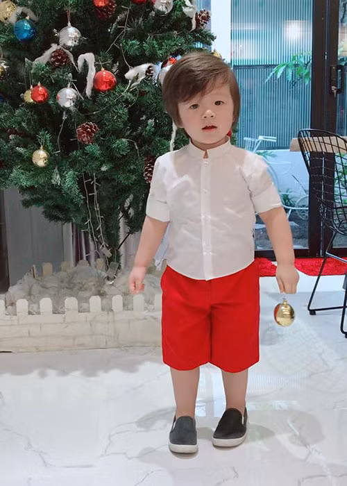 Quý tử nhà hot girl Elly Trần kháu khỉnh trong trang phục mang tông màu của Giáng sinh.