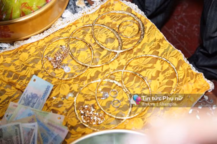 Lâm Khánh Chi được nhà chồng tặng 6 chiếc vòng cổ bằng vàng cùng hoa tai, vòng tay, nhẫn đắt giá. Ảnh: Khám phá