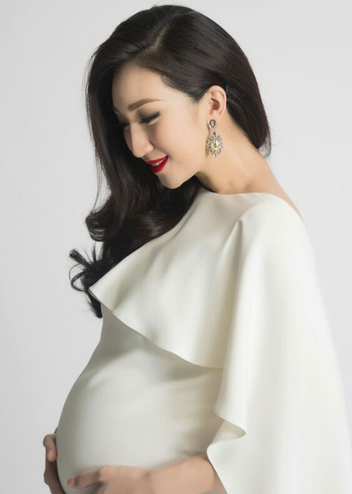 Năm 2015, Lều Phương Anh mang thai con đầu lòng. Thời điểm đó, nữ ca sĩ tiết lộ cô có con với bạn trai doanh nhân.