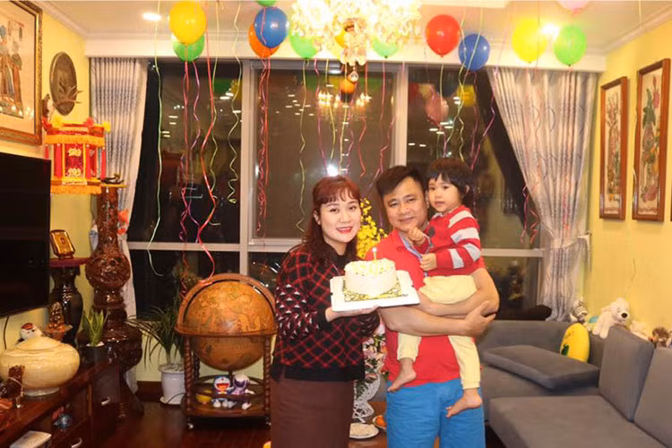 Tối qua (ngày 22/12) là ngày sinh nhật lần thứ 44 của danh hài Tự Long. Trên trang cá nhân, anh vừa chia sẻ hình ảnh tiệc đón tuổi mới.