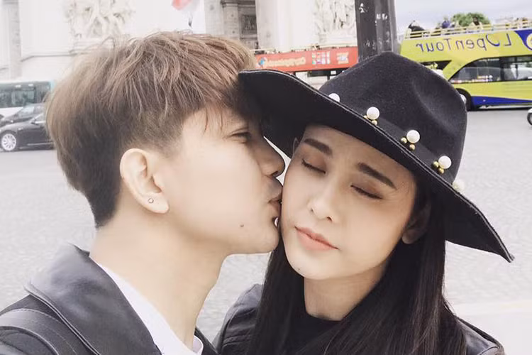 Nảy sinh tình cảm trên phim trường năm 2010, Tim - Trương Quỳnh Anh kết hôn rồi có một cậu con trai chung. Kể từ khi bên nhau, Tim luôn chiều chuộng vợ. Ảnh: FBNV