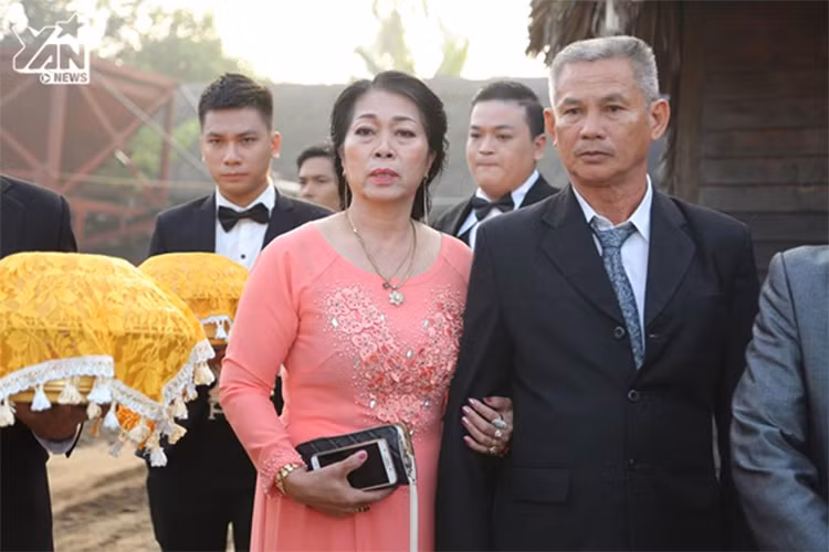 Bố mẹ chồng của Lâm Khánh Chi đi cùng đám rước dâu. Ảnh: Thể thao văn hóa