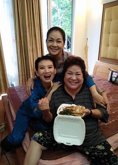 Nghệ sĩ Mỹ Uyên, Minh Phương và Minh Vượng vui vẻ bên nhau trên phim trường Cả một đời ân oán.