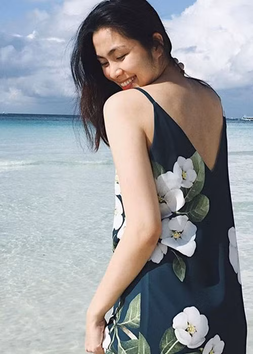 Ngọc nữ của màn ảnh Việt tự tin khoe vai trần gợi cảm khi diện váy hoa 2 dây trong một chuyến đi biển.