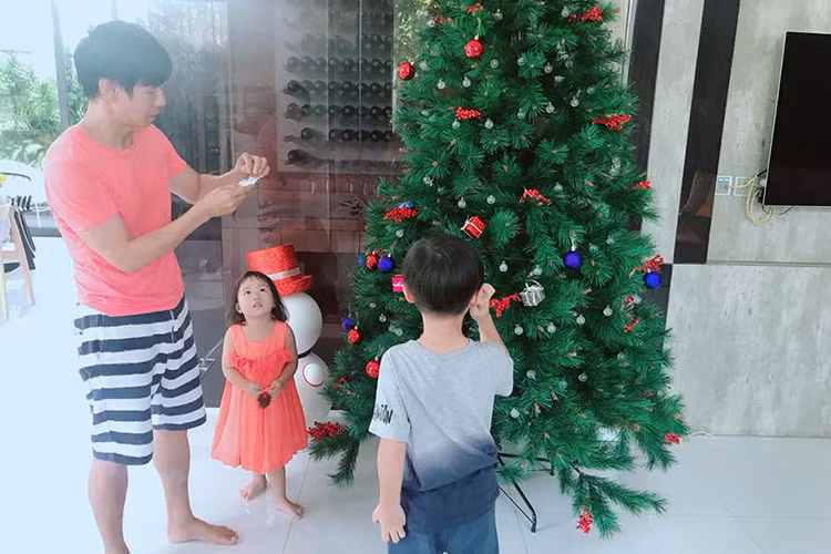 Các nhóc tì nhà Lý Hải - Minh Hà rất hào hứng giúp bố mẹ hoàn thành việc trang trí cây thông.