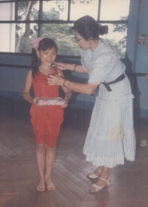 Nữ ca sĩ Thu Thủy sinh năm 1984. Năm 4 tuổi, cô tham gia hoạt động trong Nhà thiếu thi TP HCM. Năm 15 tuổi, Thu Thủy bắt đầu đi hát. Từ nhỏ, cô đã xinh xắn, đáng yêu. Ảnh: Bưu điện Việt Nam