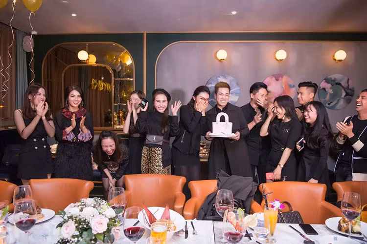 Hình ảnh Huyền My vô cùng vui vẻ bên những người bạn thân thiết khi đón tuổi 22.