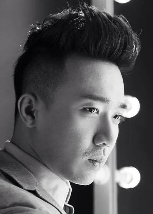 Phát ngôn khuyên khán giả tắt tivi nếu thấy hài nhảm của Trấn Thành gây ồn ào. Không ít ý kiến cho rằng anh thiếu tôn trọng khán giả. Giữa tâm bão chỉ trích, nam MC giữ im lặng. Ồn ào vạ miệng này còn được cho là một trong nguyên nhân khiến Trấn Thành bị “cấm sóng” đài Vĩnh Long vào tháng 4/2017. Ảnh: FBNV