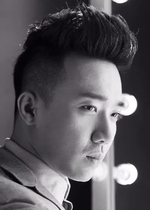 Phát ngôn khuyên khán giả tắt tivi nếu thấy hài nhảm của Trấn Thành gây ồn ào. Không ít ý kiến cho rằng anh thiếu tôn trọng khán giả. Giữa tâm bão chỉ trích, nam MC giữ im lặng. Ồn ào vạ miệng này còn được cho là một trong nguyên nhân khiến Trấn Thành bị “cấm sóng” đài Vĩnh Long vào tháng 4/2017. Ảnh: FBNV