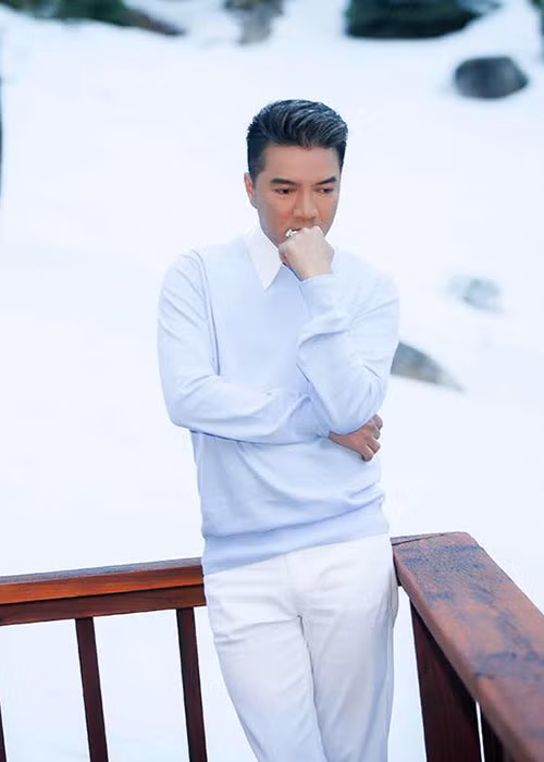 Đàm Vĩnh Hưng cho biết, mỗi tháng anh phải trả nợ 500-600 triệu và nhiều lần bị giang hồ đòi nợ, phải bán đồ đạc. Tháng 2/2017, “ông hoàng nhạc Việt” chia sẻ loạt ảnh trò chuyện cùng các chủ nợ của mẹ tại nhà riêng và khẳng định đây là lần cuối cùng anh trả nợ thay mẹ.