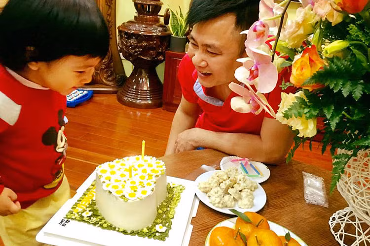  Tự Long không quên gửi lời cảm ơn đến những người phụ nữ của cuộc đời anh: “Cảm ơn mẹ của con và cảm ơn mẹ của Táo. Cảm ơn cả Táo nữa và bà ngoại của Táo. Là những người phụ nữ của cuộc đời tôi. Xin cảm ơn những lời chúc tốt đẹp mà anh em bạn bè đồng đội và những người yêu mến tôi đã dành cho tôi”.