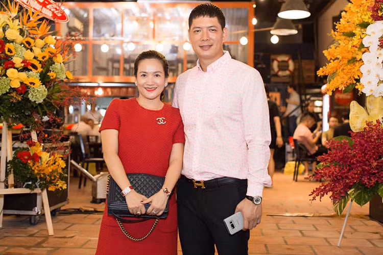 Trên trang cá nhân, Anh Thơ liên tục cập nhật hình ảnh vui vẻ trong chuyến công tác ở Australia đồng thời dành thời gian trả lời bình luận của bạn bè. Khi được báo chí hỏi, bà xã của Bình Minh bày tỏ không quan tâm đến những tin đồn kiểu như vậy. Theo Anh Thơ, loạt ảnh trên mạng xã hội chỉ liên quan đến công việc của chồng.