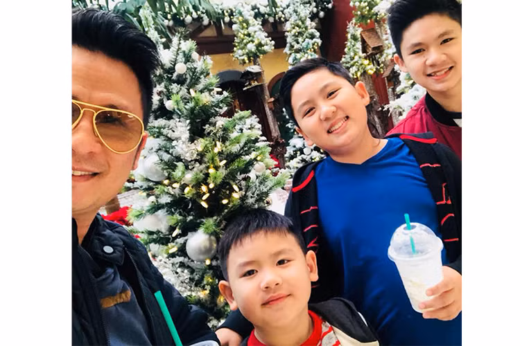 Nam ca sĩ Bằng Kiều đưa ba cậu con trai kháu khỉnh đi đón Giáng sinh trên phố Mỹ.