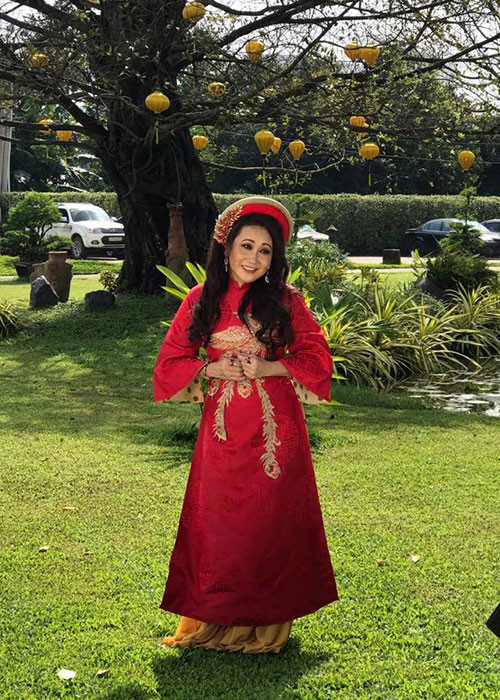 Năm 12 tuổi, Thanh Hằng được mẹ là nghệ sĩ Kim Thoa gửi theo đoàn cải lương Thanh Minh, Thanh Nga.