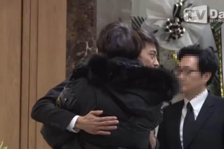 Trước đó, có thông tin Minho ngất xỉu khi nghe tin Jonghyun tự tử tại nhà riêng và ra đi mãi mãi. Ảnh: Tvdaily