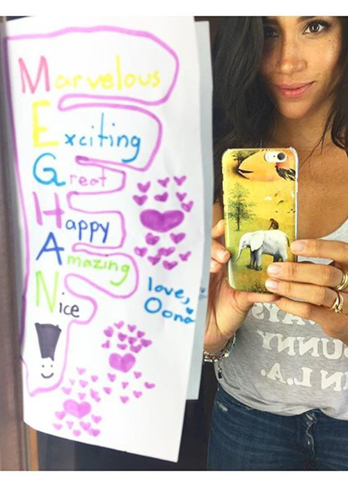 Meghan được trẻ nhỏ rất quý mến. Nữ diễn viên từng khoe món quà do cô con gái của một người bạn vẽ tặng.