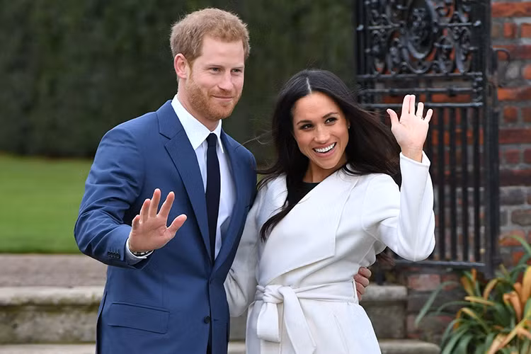 Meghan Markle và Hoàng tử Harry xuất hiện tình tứ bên nhau khi tuyên bố đã đính hôn và dự tính tổ chức đám cưới vào mùa xuân năm 2018. Ảnh: Vanity Fair