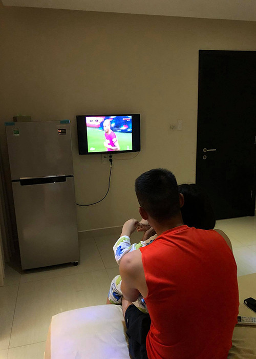 Công Vinh luôn cưng chiều con gái hết mực. Trong ảnh, anh ôm con gái vào lòng khi cả hai xem tivi.