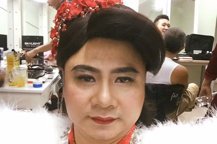 Tự Long đăng tải hình ảnh giả gái trong “Ơn giời, cậu đây rồi”.